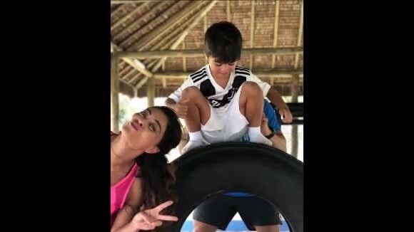 Juliana Paes usa filhos, Antonio e Pedro, como peso em treino: 'Mamãe sinistra'