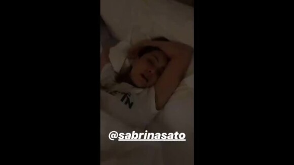 Duda Nagle filma Sabrina Sato ignorando despertadore em cochilo nesta quinta-feira, dia 14 de fevereiro de 2019