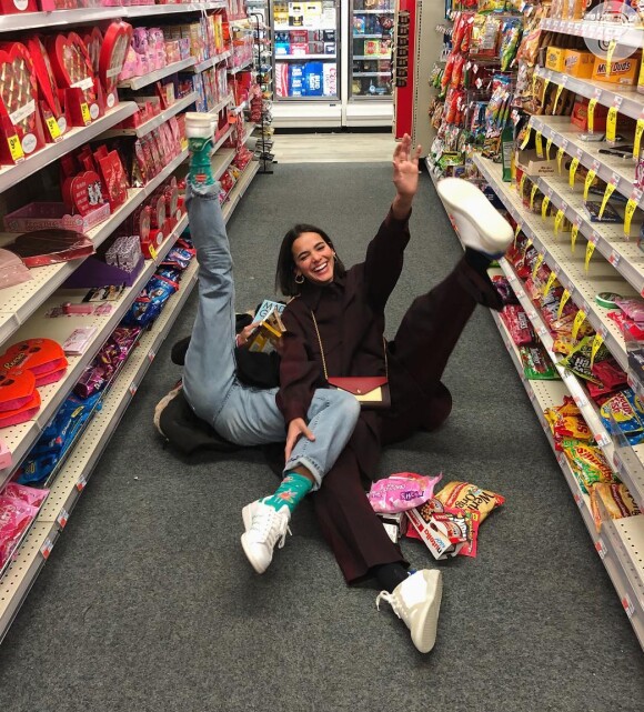 Bruna Marquezine se divertiu com a amiga Sasha Meneghel em um mercado de Nova York