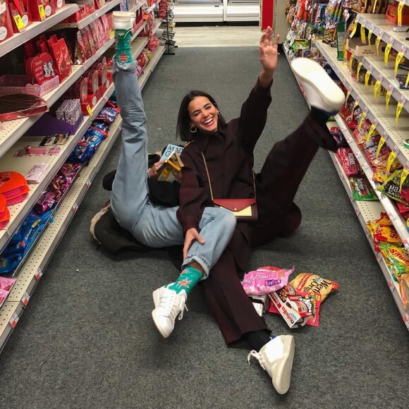 Bruna Marquezine se divertiu com a amiga Sasha Meneghel em um mercado de Nova York