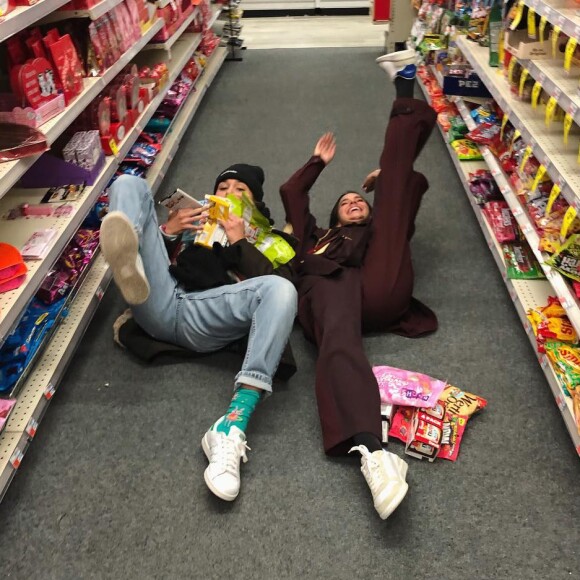 Bruna Marquezine esteve em um mercado de NY com Sasha Meneghel