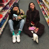 Sasha se diverte com Marquezine em chão de supermercado: 'Duas crianças'. Fotos!