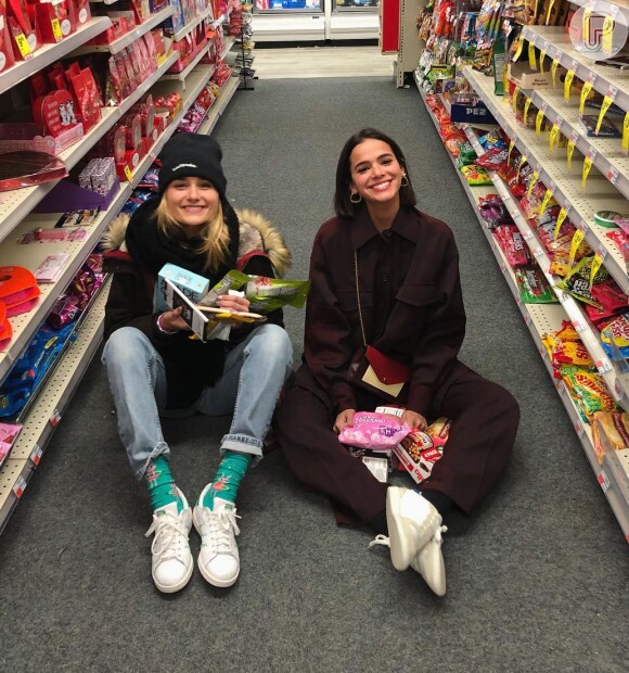 Bruna Marquezine foi às compras com Sasha Meneghel em Nova York nesta sexta-feira, 15 de fevereiro de 2019