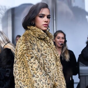 Bruna Marquezine assistiu desfiles de moda de duas marcas do Brasil