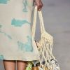 Net bag: as bolsas de rede são a cara do verão. Peças com toque artesanal estão sempre em alta.
