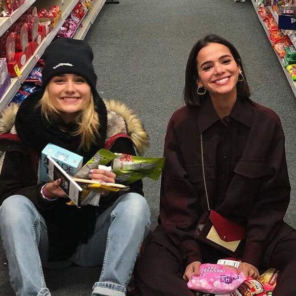 Sasha Meneghel e Bruna MArquezine se divertiram em supermercado de Nova York