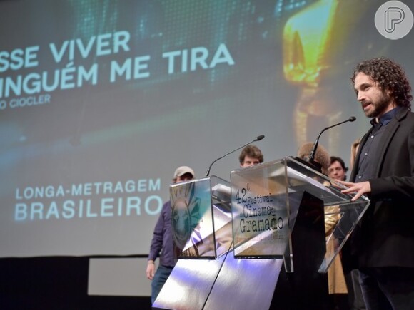 O primeiro longa dirigido por Caco Ciocler, 'Esse Viver Ningém Me Tira', foi lançado no 42º festival de Gramado, no Rio Grande do Sul