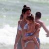 Yanna Lavigne se diverte com a filha na praia da Barra da Tijuca, no Rio de Janeiro