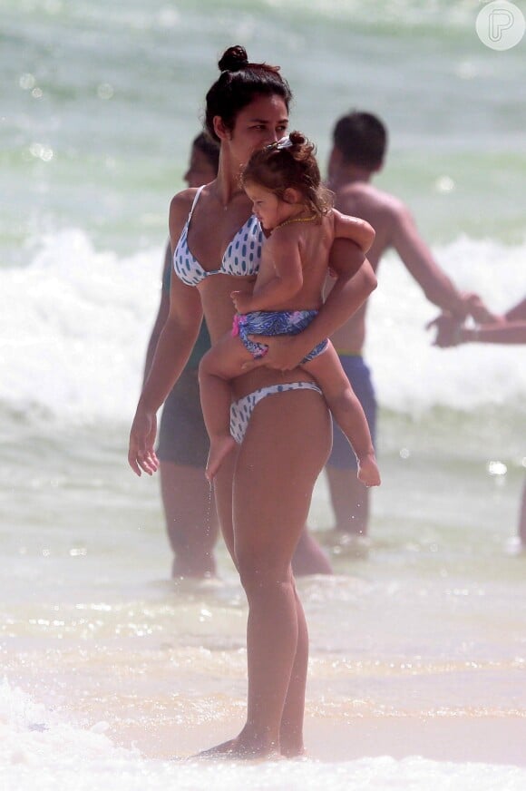 Yanna Lavigne se diverte com a filha na praia da Barra da Tijuca, no Rio de Janeiro