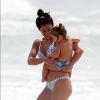 Yanna Lavigne e a filha são fotografadas na praia da Barra da Tijuca, no Rio de Janeiro