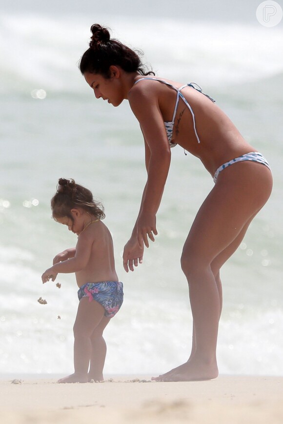 Yanna Lavigne mostra corpo em forma durante dia de praia com a filha
