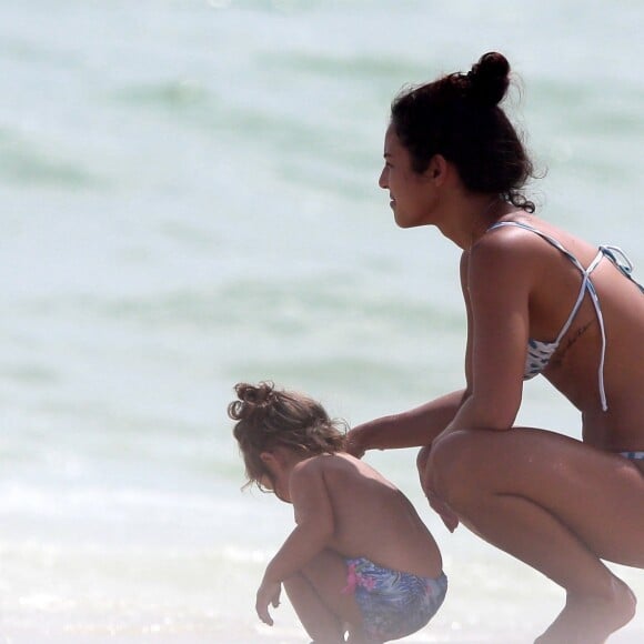 Yanna Lavigne e Madalena curtem praia juntas, no Rio de Janeiro