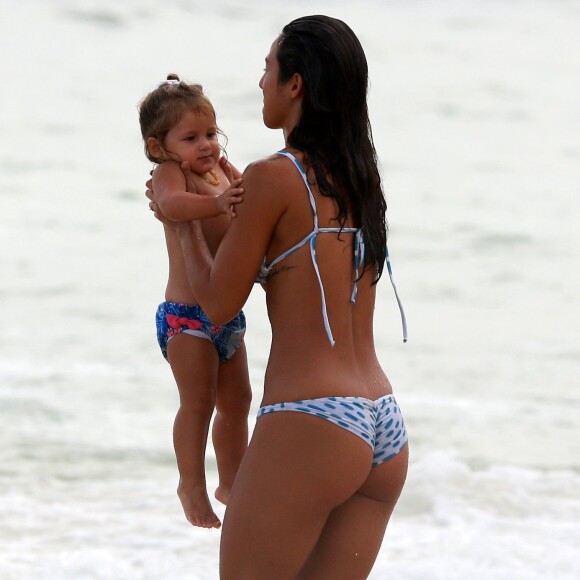 Yanna Lavigne leva a filha para entrar no mar