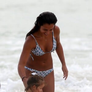 Yanna Lavigne brinca com a filha na areia da praia