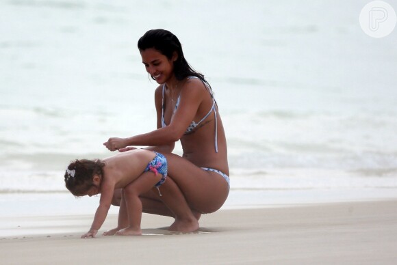 Yanna Lavigne brinca com a filha e curte dia de calor na praia da Barra da Tijuca