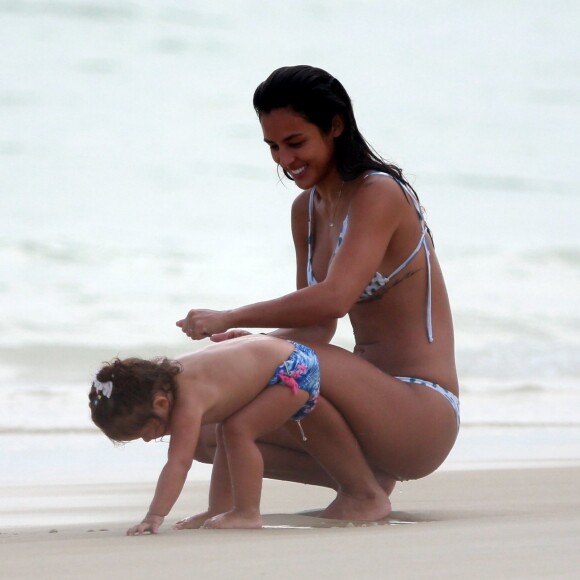 Yanna Lavigne brinca com a filha e curte dia de calor na praia da Barra da Tijuca