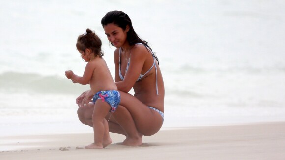 Que fofura! Yanna Lavigne curte praia com a filha e exibe corpão. Veja fotos!