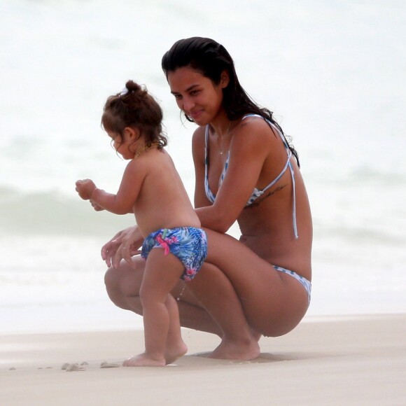 Yanna Lavigne curte dia de calor na praia da Barra da Tijuca, no Rio de Janeiro, em 17 de fevereiro de 2019