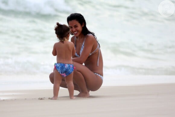 Yanna Lavigne é fotografada com a filha na praia da Barra da Tijuca, no Rio de Janeiro