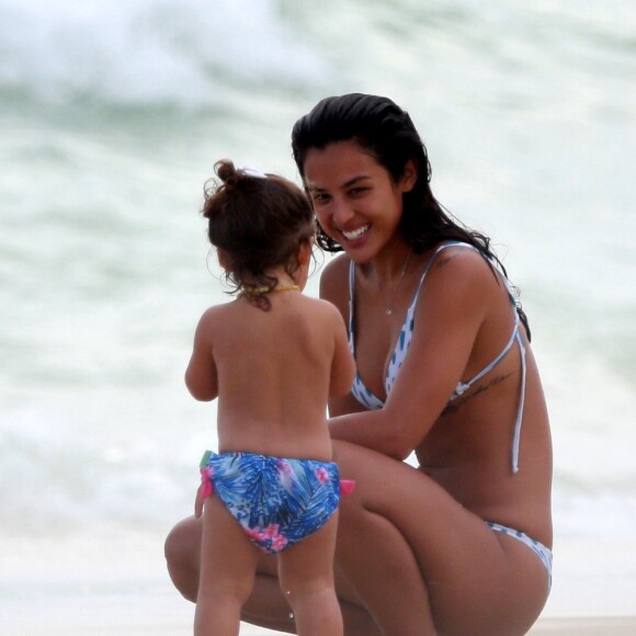 Yanna Lavigne é fotografada com a filha na praia da Barra da Tijuca, no Rio de Janeiro