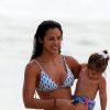 Yanna Lavigne aproveita dia de folga para brincar com a filha na praia