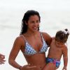 Yanna Lavigne se refresca na praia com a filha em dia de calor, no Rio