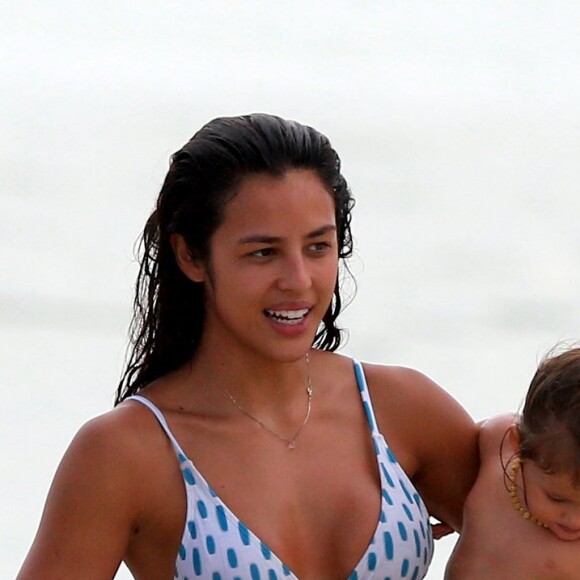 Yanna Lavigne se refresca na praia com a filha em dia de calor, no Rio