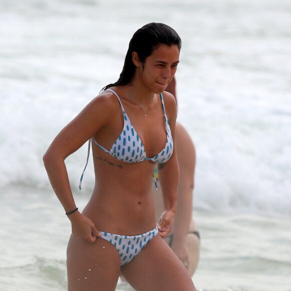 Yanna Lavigne curte dia de praia, na Barra da Tijuca, no Rio