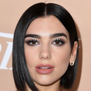 Dua Lipa colou pedras de strass no cantinho interno dos olhos