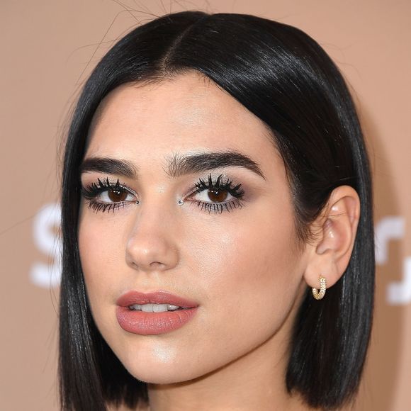 Sombra prata + pedrinhas de strass foi um dos looks de tapete vermelho de Dua Lipa e serve como inspiração para o Carnaval