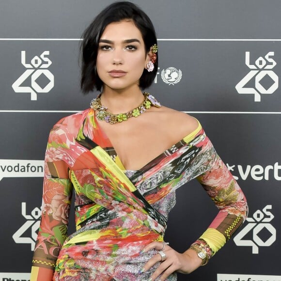 Dua Lipa apostou em nail art colorida para combinar com look estampado