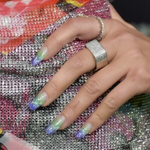 Inspiração para o Carnaval: Dua Lipa adora apsotar em unhas coloridas e com glitter