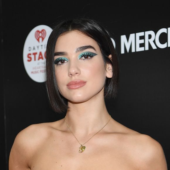 A sombra verde cintilante usada por Dua Lipa também pode deixar o look de Carnaval mais divertido
