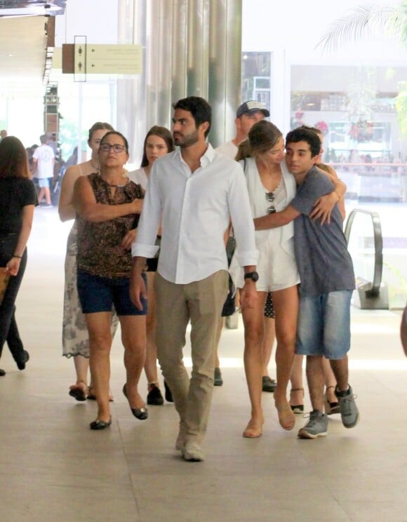 No fim do ano passado, Grazi Massafera foi clicada com a família e o namorado, Patrick, em shopping no Rio