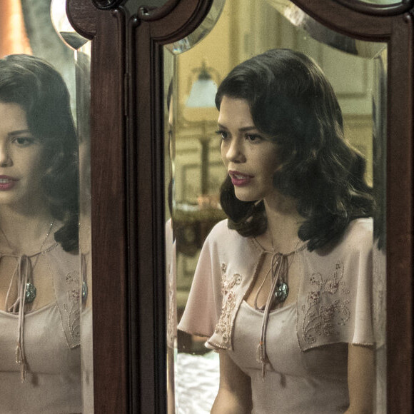 Cris (Vitória Strada) está trancada em seu passado como Júlia (Vitória Strada) desde que Isabel (Alinne Moraes) quebrou o portal mágico na novela 'Espelho da Vida'