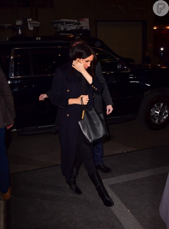 Meghan Markle esticou as comemorações no Upper East Side, em Nova York, usando casaco Victoria Beckham, bolsa 'Falabella' de Stella McCartney e botas Tamara Mellon