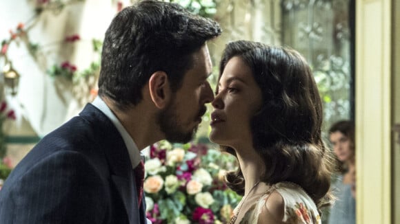 'Espelho da Vida': Júlia recusa beijo e manda que Gustavo não lhe toque mais