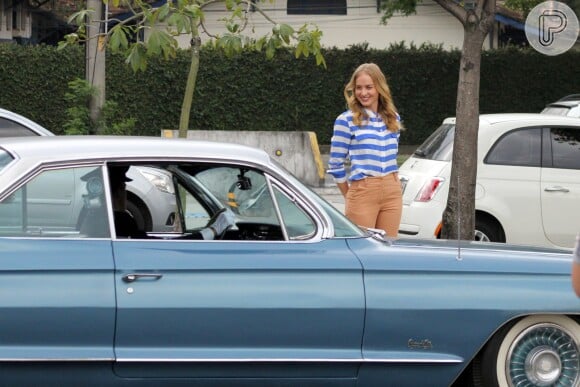 Durante gravação do programa 'Estrelas', Angélica faz pose enquanto espera motorista parar o carro