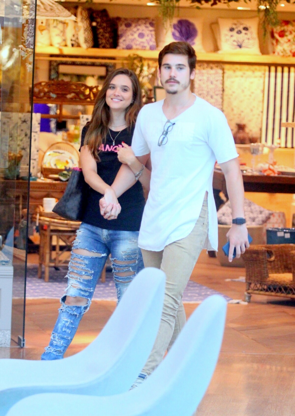 Juliana Paiva escolhe destroyed jeans para passeio com Nicolas Prattes.  Fotos! - Purepeople