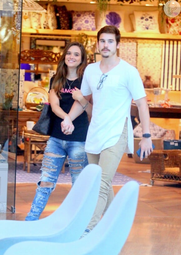 Juliana Paiva e o namorado, Nicolas Prattes, curtem passeio pelo Village Mall, na Barra da Tijuca, zona oeste do Rio de Janeiro, neste sábado, 23 de fevereiro de 2019