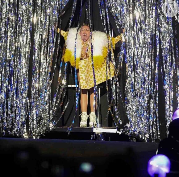 Miley Cyrus entra no palco da 'Bangerz', em São Paulo