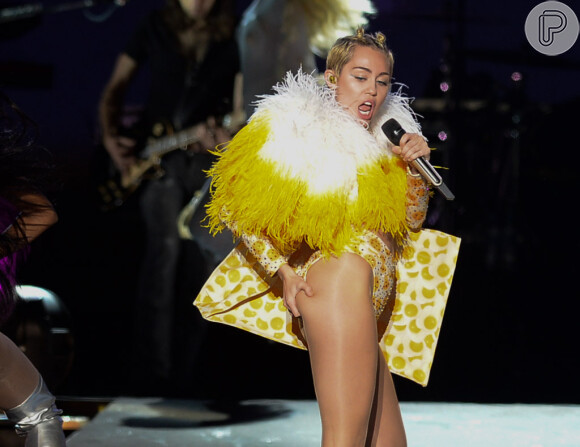 A cantora Miley Cyrus sensualiza em show em São Paulo