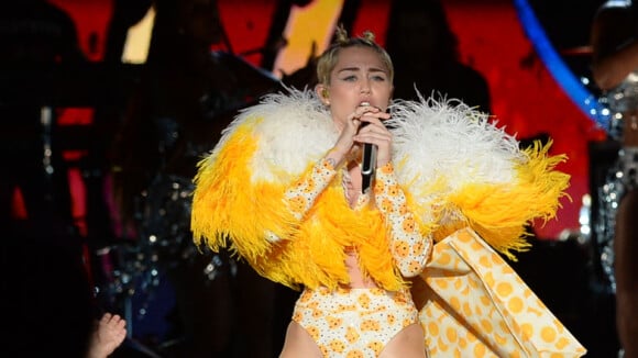 Miley Cyrus faz primeira apresentação da turnê 'Bangerz' no Brasil e agita SP