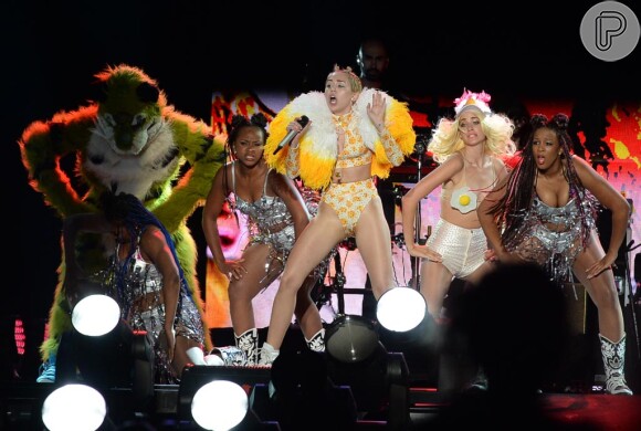 Com cenário colorido, Miley Cyrus se apresenta em São Paulo com a turnê 'Bangerz'
