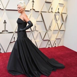 Lady Gaga usou um longo preto de Alexander McQueen