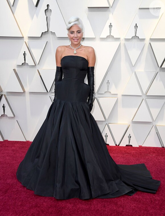 Lady Gaga brilhou no tapete vermelho do Oscar 2019 realizado neste domingo, 24 de fevereiro de 2019