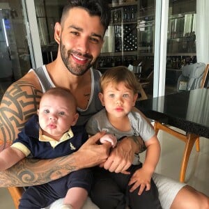 Gusttavo Lima encantou o público ao tocar piano com o filho mais velho, Gabriel, na noite deste domingo, 24 de fevereiro de 2019