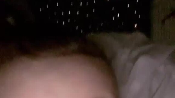 Andressa Suita filma filho Samuel, 7 meses, em sua cama