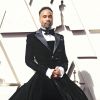 Billy Porter apostou em um vestido de gala com smoking na parte de cima by Christian Siriano para o Oscar 2019