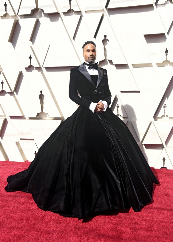 Billy Porter apostou em um vestido de gala com smoking na parte de cima by Christian Siriano para o Oscar 2019